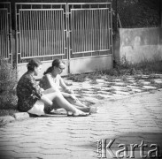 5.08.1970, Ruciane-Nida, Polska
 Kobiety siedzące na chodniku.
 Fot. Jarosław Tarań, zbiory Ośrodka KARTA [70-277]
   

