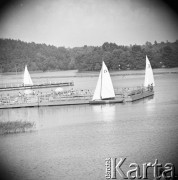 5.08.1970, Ruciane-Nida, Polska
 Żaglówki na jeziorze Nidzkim, przystań żaglówek i molo.
 Fot. Jarosław Tarań, zbiory Ośrodka KARTA [70-277]
   
