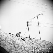 5.08.1970, Ruciane-Nida, Polska
Mężczyzna reperujący dach.
Fot. Jarosław Tarań, zbiory Ośrodka KARTA [70-277]
 

