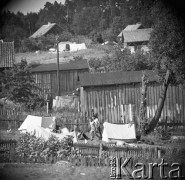 5.08.1970, Ruciane-Nida, Polska
Namioty na podwórku.
Fot. Jarosław Tarań, zbiory Ośrodka KARTA [70-277]
 
