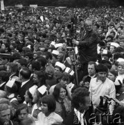 31.05.1970, Pisz, Polska
 Uczestnicy festynu, z przodu grupa pielęgniarek, z prawej operator kamery.
 Fot. Jarosław Tarań, zbiory Ośrodka KARTA [70-281]
   
