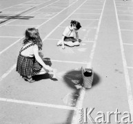 08.05.1970, Warszawa, Polska.
 Dziewczynki rysujące na chodniku przed Pałacem Kultury i Nauki.
 Fot. Jarosław Tarań, zbiory Ośrodka KARTA [70-289]
   
