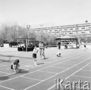 08.05.1970, Warszawa, Polska.
 Targi Książki, stoiska wydawnictw koło Pałacu Kultury i Nauki, dzieci rysujące na chodniku.
 Fot. Jarosław Tarań, zbiory Ośrodka KARTA [70-289]
   
