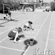 08.05.1970, Warszawa, Polska.
 Targi Książki, stoiska wydawnictw na placu koło Pałacu Kultury i Nauki, dziewczynki rysujące na chodniku.
 Fot. Jarosław Tarań, zbiory Ośrodka KARTA [70-289]
   
