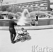 08.05.1970, Warszawa, Polska.
 Dzieci bawiące się przy fontannie koło Pałacu Kultury i Nauki (od strony ul. Świętokrzyskiej).
 Fot. Jarosław Tarań, zbiory Ośrodka KARTA [70-289]
   
