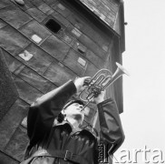 07.04.1970, Wrocław, Polska
Hejnał z wieży kościoła św. Elżbiety.Trębacz - Władysław Mordaszewski.
Fot. Jarosław Tarań, zbiory Ośrodka KARTA [70-291]
 
