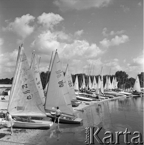 Lipiec 1970, Zalew Zegrzyński, Polska
Żaglówki nad zalewem Zegrzyńskim.
Fot. Jarosław Tarań, zbiory Ośrodka KARTA [70-280]
 
