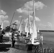 Lipiec 1970, Zalew Zegrzyński,  Polska
Żaglówki nad zalewem Zegrzyńskim.
Fot. Jarosław Tarań, zbiory Ośrodka KARTA [70-302]
 
