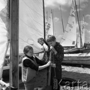 Lipiec 1970, Zalew Zegrzyński, Polska
Młodzi żeglarze nad zalewem Zegrzyńskim.
Fot. Jarosław Tarań, zbiory Ośrodka KARTA [70-280]
 
