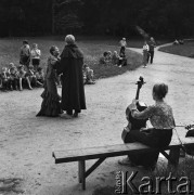 Lipiec 1970, Sanniki, Polska
 Pałacyk w Sannikach, 