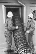 1970, Opole, Polska
Ćwiczenia straży pożarnej, gaszenie pożaru.
Fot. Jarosław Tarań, zbiory Ośrodka KARTA [70-298]
 
