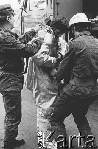 1970, Opole, Polska
Ćwiczenia straży pożarnej, strażak w kombinezonie.
Fot. Jarosław Tarań, zbiory Ośrodka KARTA [70-298]
 
