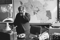 1970, Opole, Polska
Ćwiczenia straży pożarnej, dyspozytorka przyjmuje zgłoszenie.
Fot. Jarosław Tarań, zbiory Ośrodka KARTA [70-298]
 
