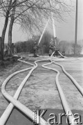 1970, Opole, Polska
Ćwiczenia straży pożarnej, gaszenie pożaru.
Fot. Jarosław Tarań, zbiory Ośrodka KARTA [70-298]
 
