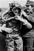1970, Opole, Polska
Ćwiczenia straży pożarnej.
Fot. Jarosław Tarań, zbiory Ośrodka KARTA [70-298]
 
