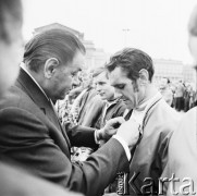 Lipiec 1971, Warszawa, Polska.
 Kolarski wyścig dookoła Polski, inauguracja i start honorowy na Placu Teatralnym, z prawej stoi Ryszard Szurkowski.
 Fot. Jarosław Tarań, zbiory Ośrodka KARTA [71-55]
   
