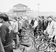 Lipiec 1971, Warszawa, Polska.
 Kolarski wyścig dookoła Polski. Start honorowy z Placu Teatralnego.
 Fot. Jarosław Tarań, zbiory Ośrodka KARTA [71-55]
   
