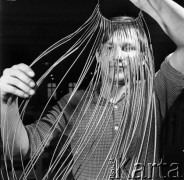 Styczeń 1971, Legnica, Polska
 Fabryka pianin, pracownik ze strunami do instrumentu.
 Fot. Jarosław Tarań, zbiory Ośrodka KARTA [71-48]
   
