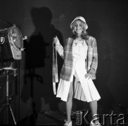 28.10.1971, Łódź, Polska
 Państwowa Wyższa Szkoła Sztuk Plastycznych, Katedra Ubioru, modelka prezentująca strój zaprojektowany przez studentów.
 Fot. Jarosław Tarań, zbiory Ośrodka KARTA [71-47]
   
