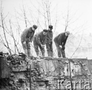 02.03.1971, Warszawa, Polska.
 Likwidacja gazowni przy ulicy Dobrej.
 Fot. Jarosław Tarań, zbiory Ośrodka KARTA [71-39]
   
