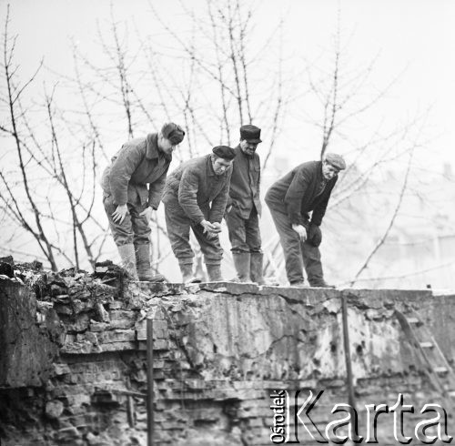 02.03.1971, Warszawa, Polska.
 Likwidacja gazowni przy ulicy Dobrej.
 Fot. Jarosław Tarań, zbiory Ośrodka KARTA [71-39]
   
