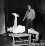 Październik 1971, Warszawa, Polska.
 Trening kulturysty, ćwiczenia z ciężarkami.
 Fot. Jarosław Tarań, zbiory Ośrodka KARTA [71-43]
   
