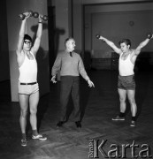 Październik 1971, Warszawa, Polska.
 Trening kulturystów, ćwiczenia z ciężarkami.
 Fot. Jarosław Tarań, zbiory Ośrodka KARTA [71-43]
   
