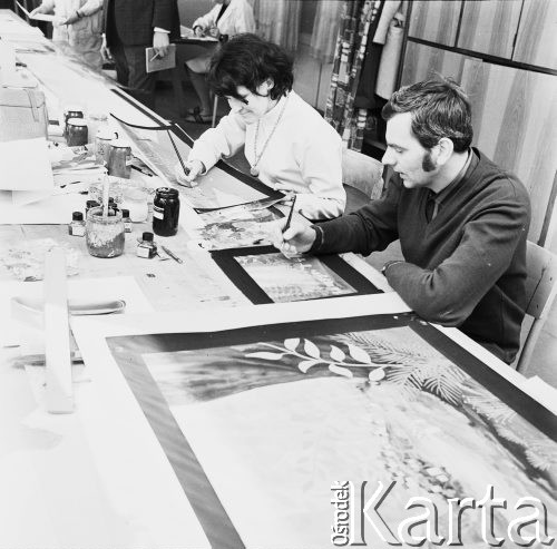 Kwiecień 1971, Bielsko-Biała, Polska
 Wytwórnia Filmów Rysunkowych, rysownicy przy pracy.
 Fot. Jarosław Tarań, zbiory Ośrodka KARTA [71-53]
   
