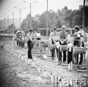 20.07.1971, Katowice, Polska
 Zlot Młodzieży w Katowicach - polowe umywalnie.
 Fot. Jarosław Tarań, zbiory Ośrodka KARTA [71-52]
   
