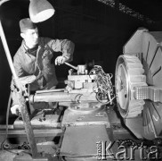 22.01.1971, Warszawa, Polska.
 Zakłady im. Ludwika Waryńskiego, hala produkcyjna.
 Fot. Jarosław Tarań, zbiory Ośrodka KARTA [71-2]
   
