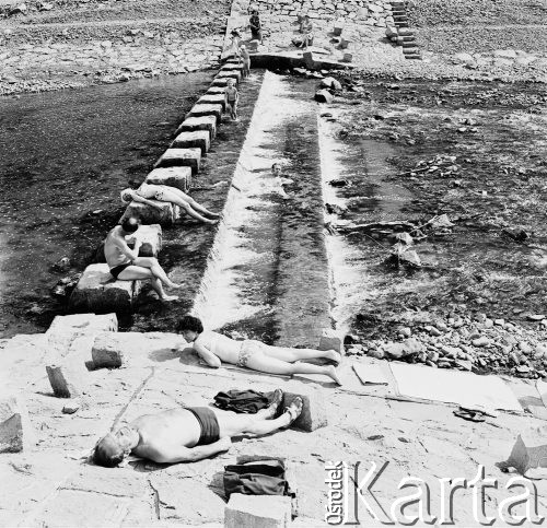25-30.05.1971, Szczawnica, Polska
 Plaża nad Dunajcem.
 Fot. Jarosław Tarań, zbiory Ośrodka KARTA [71-27]
   
