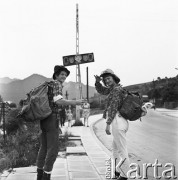 25-30.05.1971, Szczawnica, Polska
 Turyści z plecakami na szlaku.
 Fot. Jarosław Tarań, zbiory Ośrodka KARTA [71-114]
   
