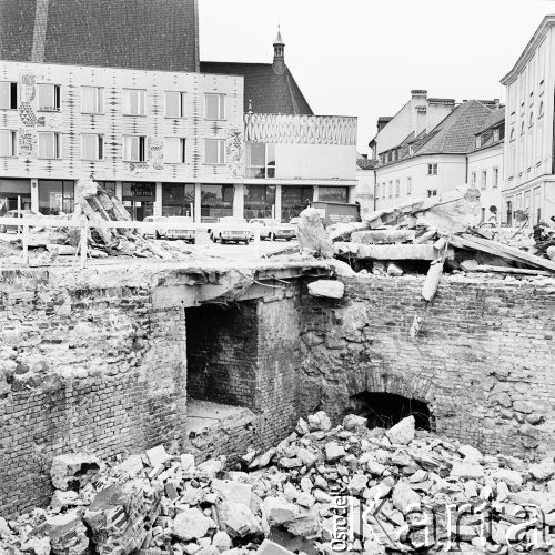 05.07.1971, Warszawa, Polska.
 Odbudowa Zamku Królewskiego - widok od strony ulicy Jezuickiej.
 Fot. Jarosław Tarań, zbiory Ośrodka KARTA [71-30]
   

