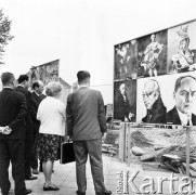 05.07.1971, Warszawa, Polska.
 Odbudowa Zamku Królewskiego. Wystawa przedstawiająca historię Zamku i postacie w szczególny sposób z nią związane, umieszczona na ogrodzeniu placu budowy.
 Fot. Jarosław Tarań, zbiory Ośrodka KARTA [71-30]
   
