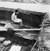 5.07.1971, Warszawa, Polska.
 Odbudowa Zamku Królewskiego, prace archeologiczne dokumentujące stan zachowania murów.
 Fot. Jarosław Tarań, zbiory Ośrodka KARTA [71-31]
   
