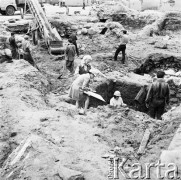05.07.1971, Warszawa, Polska.
 Odbudowa Zamku Królewskiego, prace archeologiczne dokumentujące stan zachowania fundamentów.
 Fot. Jarosław Tarań, zbiory Ośrodka KARTA [71-31]
   
