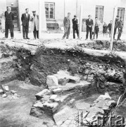 05.07.1971, Warszawa, Polska.
Odbudowa Zamku Królewskiego, prace przygotowawcze, odsłonięte fundamenty budowli.
Fot. Jarosław Tarań, zbiory Ośrodka KARTA [71-31]
 
