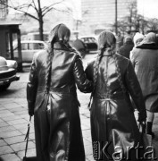Wrzesień 1971, Warszawa, Polska.
 Bliźniaczki z warkoczami.
 Fot. Jarosław Tarań, zbiory Ośrodka KARTA [71-62]
   

