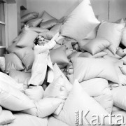 Listopad 1971, Swarzędz, Polska
 Zakłady Pierzarskie, magazyn poduszek.
 Fot. Jarosław Tarań, zbiory Ośrodka KARTA [71-181]
   
