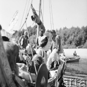 Sierpień 1971, Warszawa, Polska.
 Łódź Wikingów na Wiśle.
 Fot. Jarosław Tarań, zbiory Ośrodka KARTA [71-46]
   
