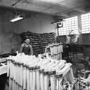 Kwiecień 1971, Bielsko Biała okolice, Polska
Fabryka Mebli Giętych, drewniane elementy krzeseł.
Fot. Jarosław Tarań, zbiory Ośrodka KARTA [71-33]
 

