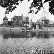 31.07.1971, Malbork, Polska
 Zamek Krzyżacki - widok ogólny, na pierwszym planie Nogat.
 Fot. Jarosław Tarań, zbiory Ośrodka KARTA [71-5]
   
