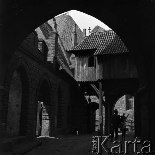 31.07.1971, Malbork, Polska
 Zamek Krzyżacki, dziedziniec.
 Fot. Jarosław Tarań, zbiory Ośrodka KARTA [71-5]
   
