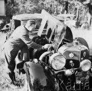 Wrzesień 1971, Polska
 Kolekcjoner starych samochodów i jeden z automobili.
 Fot. Jarosław Tarań, zbiory Ośrodka KARTA [71-9]
   
