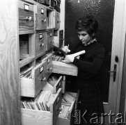 Czerwiec 1971, Warszawa, Polska.
 Państwowe Wydawnictwo Naukowe - praca redakcyjna nad 4-tomową Encyklopedią Powszechną.
 Fot. Jarosław Tarań, zbiory Ośrodka KARTA [71-21]
   
