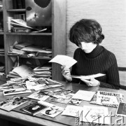 Czerwiec 1971, Warszawa, Polska.
 Państwowe Wydawnictwo Naukowe - praca redakcyjna nad 4-tomową Encyklopedią Powszechną.
 Fot. Jarosław Tarań, zbiory Ośrodka KARTA [71-21]
   
