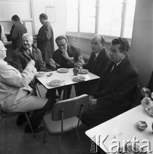 15.09.1971, Warszawa - Służewiec, Polska.
 Józef Kępa z wizytą w Fabryce Domów na Służewcu, obiad w zakładowej stołówce.
 Fot. Jarosław Tarań, zbiory Ośrodka KARTA [71-8]
   
