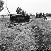 Czerwiec 1971, Polska
Wypadek na szosie Warszawa, Polska. - Poznań, przewrócona ciężarówka w rowie.
Fot. Jarosław Tarań, zbiory Ośrodka KARTA [71-22]
 
