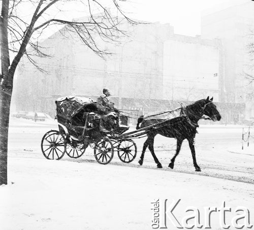 Styczeń 1971, Warszawa, Polska.
 Warszawska dorożka na zaśnieżonej ulicy.
 Fot. Jarosław Tarań, zbiory Ośrodka KARTA [71-63]
   
