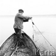 30.07.1971, Kąty Rybackie, Polska
 Rybak wyciągający sieci.
 Fot. Jarosław Tarań, zbiory Ośrodka KARTA [71-23]
   
